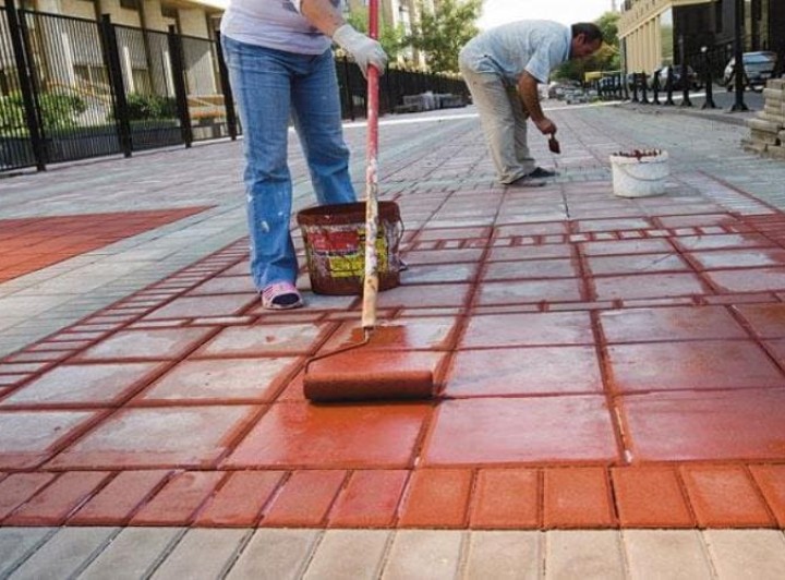 Как покрасить тротуарную плитку своими руками: обновляем двор